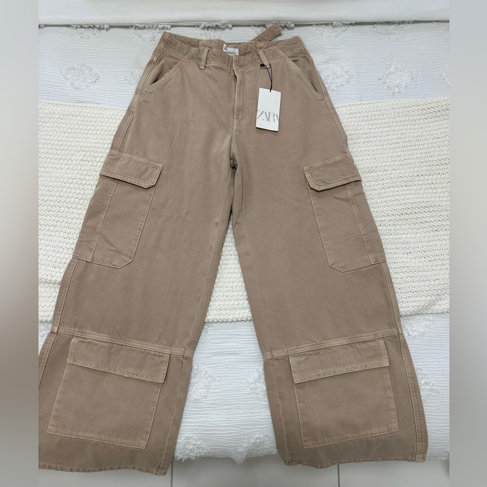 Zara cargo pants, size 38 USA 6 with adjustable straps in the back. never worn